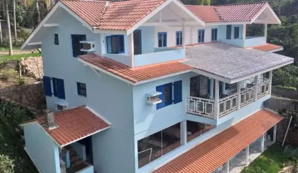 Linda casa em condomínio de alto padrão na praia das Toninhas em Ubatuba