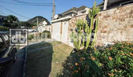 Casa em condomínio fechado com 3 quartos à venda na Rua Thays Pessoto, Vargem Pequena, Rio de Janeiro, 173 m2 por R$ 900.000