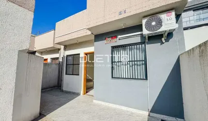 Casa com 03 dormitórios quadra mar