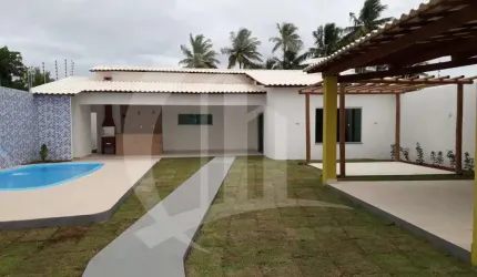 Casa com piscina localizada no bairro Robalo.