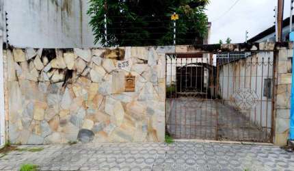 CASA À VENDA COM 4/4 NO SANTO ANTÔNIO
