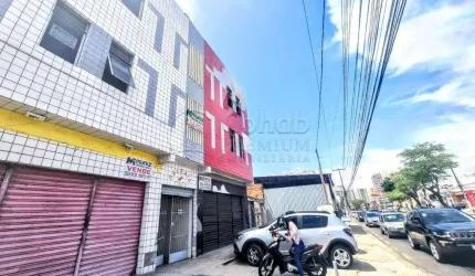 Prédio a venda com 3 pontos comerciais e 8 apartamentos na Av. Hermes Fontes