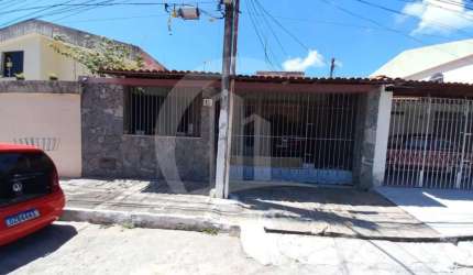 EXCELENTE CASA DE MÉDIO PADRÃO A VENDA NO BAIRRO SUIÇA, LADO SOMBRA PREDOMINANTE.