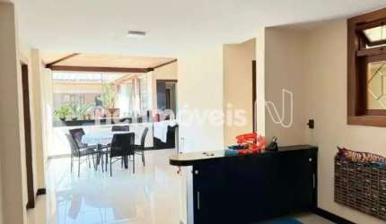 Casa residencial à venda no bairro Belvedere com 530 m² e 4 dormitórios.