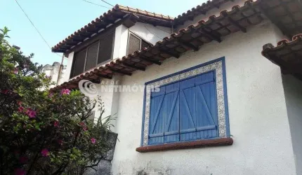 Casa residencial à venda no bairro Santo Agostinho com 330 m² e 4 dormitórios/quartos.