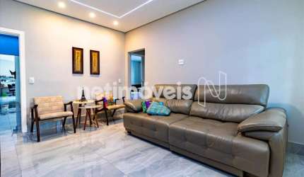 Casa residencial à venda no bairro Sagrada Família com 170 m² e 3 dormitórios.