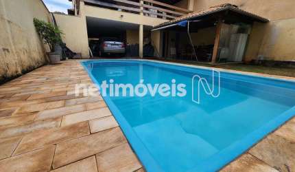 Casa residencial à venda no bairro Sagrada Família com 360 m² e 6 dormitórios/quartos.