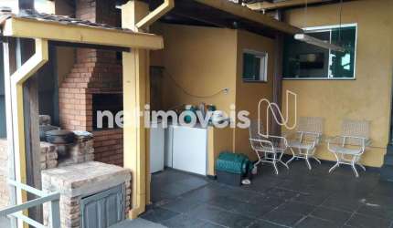 Casa residencial à venda no bairro Sagrada Família com 242 m² e 3 dormitórios/quartos.