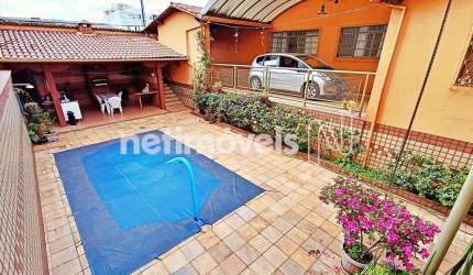 Casa residencial à venda no bairro Sagrada Família com 304 m² e 5 dormitórios/quartos.
