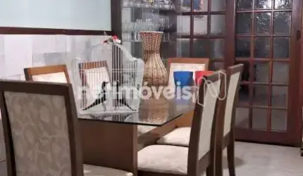 Casa residencial à venda no bairro Sagrada Família com 112 m² e 3 quartos.