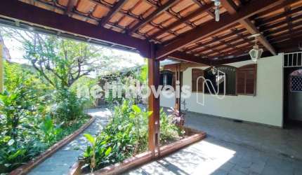 Casa residencial à venda no bairro Sagrada Família com 288 m² e 4 dormitórios/quartos.