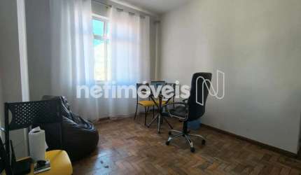 Apartamento à venda no bairro Sagrada Família com 49m² e 2 dormitórios/quartos.