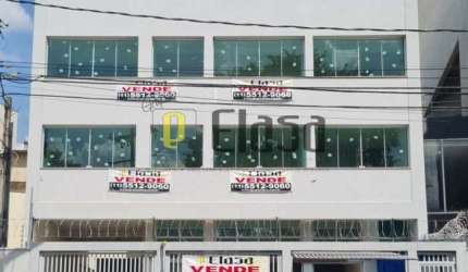 Prédio comercial dividido em 4 andares