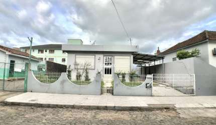Casa para venda e locação 2 dormitórios, 2 vagas de garagem situada no Bairro Ca