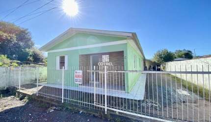 Casa para locação com 2 dormitórios, 1 vaga de garagem situada no Bairro Pé de P
