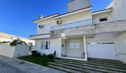 Casa em condomínio fechado com piscina e semimobiliada situada no Bairro Camobi