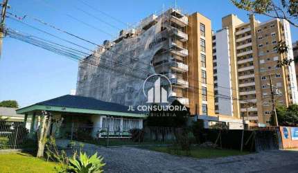 Cobertura com três quartos /suíte amplo terraço em SJP