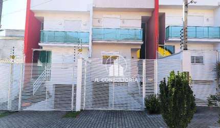 Sobrado no Umbará com três quartos sendo  uma suíte