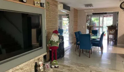 CASA 4D no bairro Pedra Redonda em Porto Alegre