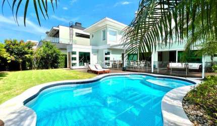 Jurerê Internacional Casa à venda em Jurerê Internacional, Florianópolis - SC. Mobiliada, 573 m², 6 suítes, jardim, piscina, área gourmet e 4 vagas.