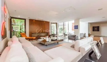 Casa à venda na Rua Turquia Jardim Europa, São Paulo. Casa à venda Jardim Europa, 4 quartos, sendo 4 suítes, Projeto Arthur Casas e paisagismo de Gil Fialho, piscina, jardim e 4 vagas. Mansão à venda 