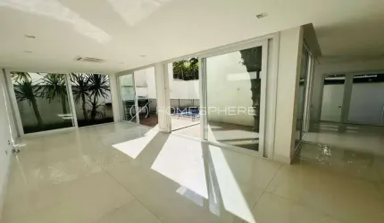 Casa de condomínio com 365 m², 4 quartos sendo 4 suítes à venda no bairro Jardim Petrópolis.