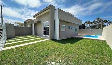 Casa com Piscina e Amplo Terreno em Matinhos