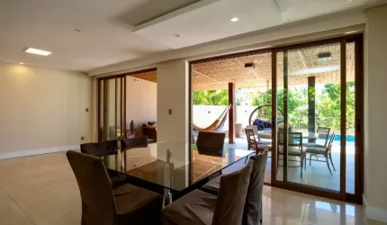 Excelente casa à venda, 4/4 sendo três suítes, energia solar, seis vagas de garagens, 380m2