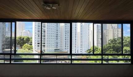 AMPLO APARTAMENTO DE 4/4, DOIS SUÍTES, BANHEIRO SOCIAL, LAVABO, SALA COM DOIS AMBIENTES, VARANDA, COZINHA, ÁREA DE SERVIÇO E DEPENDÊNCIA COMPLETA.  TRÊS VAGAS DE GARAGEM. 