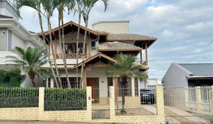 CASA NA PEDRA BRANCA, PERTO DO LAGO