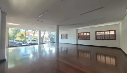 Casa sobrado comercial no Jd. Esplanada para locação.