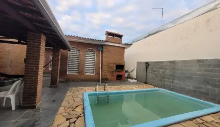 Oportunidade no Jd. Satélite. Casa com piscina e ponto comercial.
