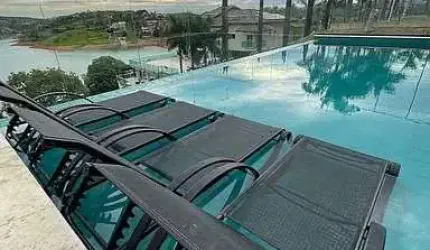 Casa Pé na Água à Venda em Igaratá – Vista para a Represa, Condomínio Fechado e Lazer Completo