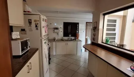 Casa para Locação em Taubaté, Jardim Eulália, 4 dormitórios, 4 suítes, 2 banheiros, 2 vagas