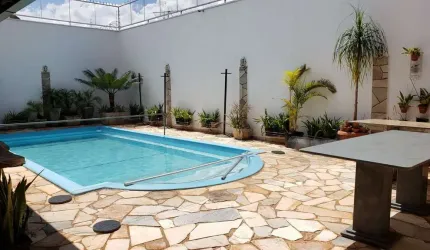 Casa com 6 dormitórios para venda - Parque das Américas - Uberaba/MG