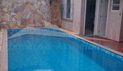 Casa independente na Ocian, 02 dormitórios sendo 01 suíte, com piscina.