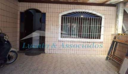 Casa Terrea Geminada, no Solemar Praia Grande SP, sendo 03 dormitorios, 01 suite, 02 vagas, 01 sala, quintal com churrasqueira, excelente localização.