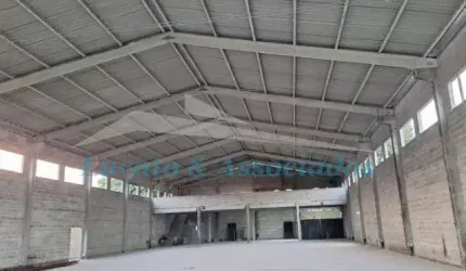 Galpão com 1.018,50 m² com mezanino de 206,85 m² totalizando 1225,35 m². com 10 vagas na frente. com 04 banheiros sendo 02 no mezanino.