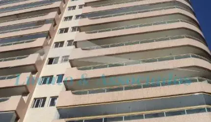 Apartamento de 03 dormitórios sendo 03 suítes, sala, sacada com churrasqueira e vista para o mar, cozinha, banheiro, área de serviço e 02 vagas de gar