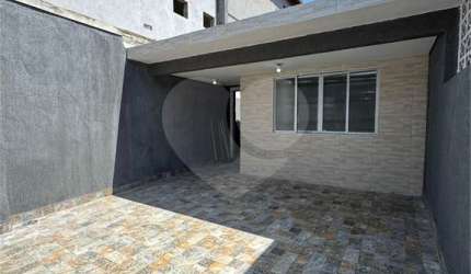 Casa térrea com 2 quartos à venda em Boqueirão - SP