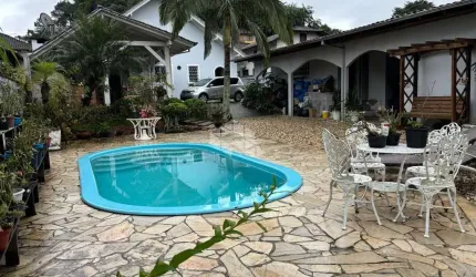 Casa averbada 3 quartos com piscina e amplo terreno em Joinville