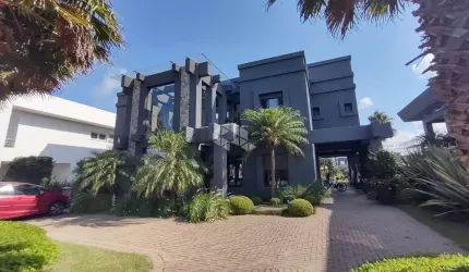 Sobrado à venda, com 5 quartos/dormitórios, 4 vagas/box, no condomínio Villagio, Xangri-Lá/RS