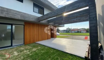 Casa à venda, com 4 quartos/domitórios, 2 vagas/box, no bairro em Atlântida, Xangri-Lá/RS