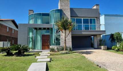Sobrado à venda, com 4 suítes, 2 vagas, piscina, no condomínio Ventura, Xangri-Lá/RS