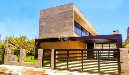 Sobrado 4 Suítes. 260m² com Living Integrado, Lareira, Espaço Gourmet, Churrasqueira Piscina de Concreto em Xangri-lá .