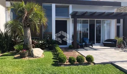 Casa mobiliada de 4 suítes em condomínio fechado em Xangri-lá!!