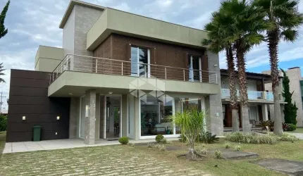 Sobrado à venda, com 5 quartos/dormitórios, 2 vagas/box, no condomínio Ventura Club, Xangri-lá/RS