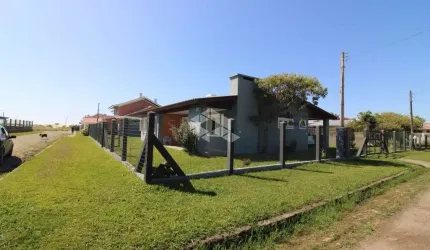 Casa à venda, com 3 quartos/dormitórios, 2 vagas/box, na praia de Xangri-Lá/RS