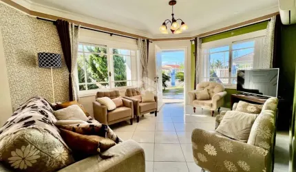Casa com 1 suíte com hidromassagem e closet  + 1 dormitório , 1 banheiro social , Living amplo integrado , Cozinha americana na Praia da Rainha do Mar
