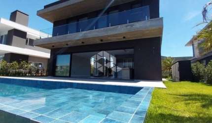 Sobrado Beira Lago no Condomínio Celebration, Xangri-Lá - 5 Suítes, Piscina e 340m² de Elegância